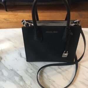 MICHAEL KORS
Mercer Medium Pebbled Leather Crossbody Bag- Black